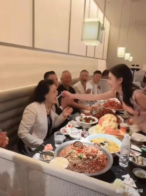 汪小菲三喜臨門,張蘭和馬筱梅牽手亮相,馬筱梅穿粉裙賣斷貨!
