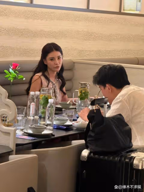 汪小菲三喜臨門,張蘭和馬筱梅牽手亮相,馬筱梅穿粉裙賣斷貨!