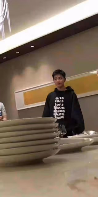 太驚喜了!肖戰楊紫當年摸頭殺照片曝光!這表情說沒事兒,我不信