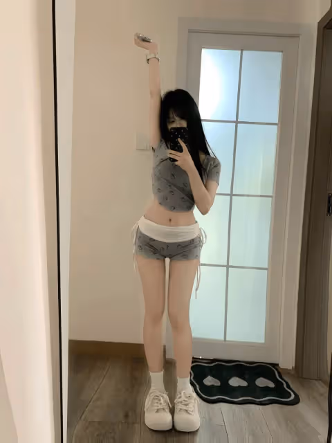夏日休閒風：短款印花T恤搭配熱褲