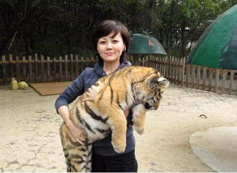 著名央視主持人,清華碩士畢業,被稱「冰山美人」,今43歲仍未婚
