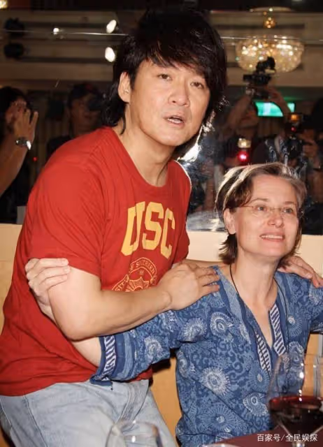 周華健和他美國老婆,顏值相差大被嘲像母子,結婚34年卻恩愛如初