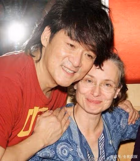 周華健和他美國老婆,顏值相差大被嘲像母子,結婚34年卻恩愛如初