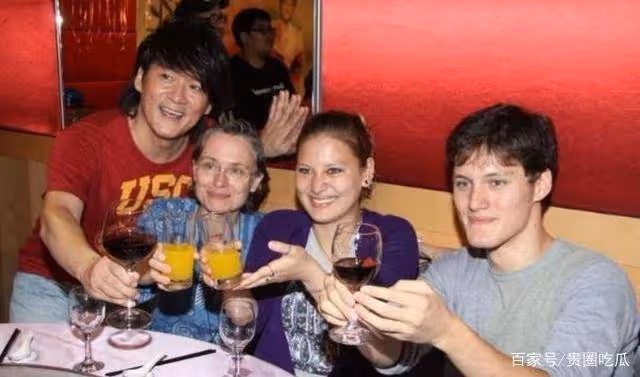 周華健和他美國老婆,顏值相差大被嘲像母子,結婚34年卻恩愛如初