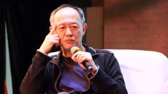 他57歲時娶自己學生,60歲時老來得子,和嬌妻在一起如兩代人