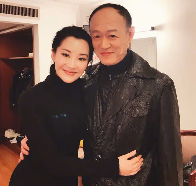 他57歲時娶自己學生,60歲時老來得子,和嬌妻在一起如兩代人