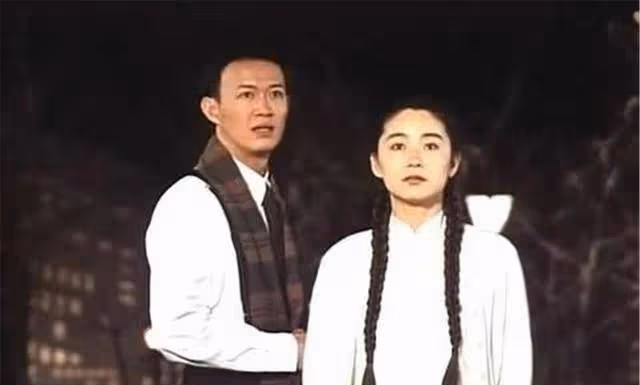 他57歲時娶自己學生,60歲時老來得子,和嬌妻在一起如兩代人