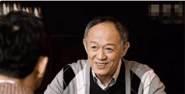 他57歲時娶自己學生,60歲時老來得子,和嬌妻在一起如兩代人