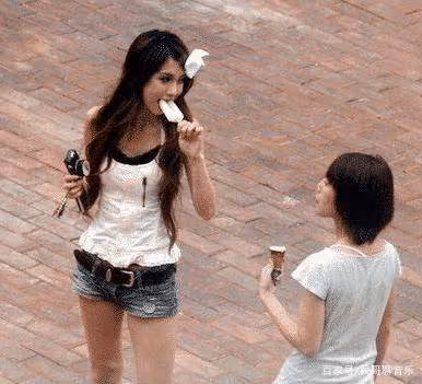 楊穎18歲在日本照片曝光,大口啃雪糕毫無形象,整容與否一看便知