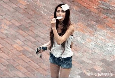 楊穎18歲在日本照片曝光,大口啃雪糕毫無形象,整容與否一看便知