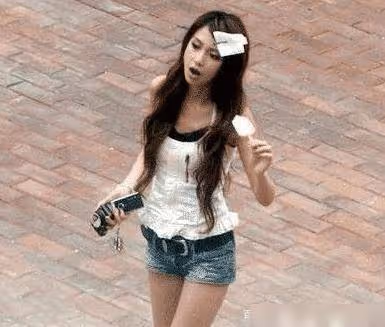 楊穎18歲在日本照片曝光,大口啃雪糕毫無形象,整容與否一看便知