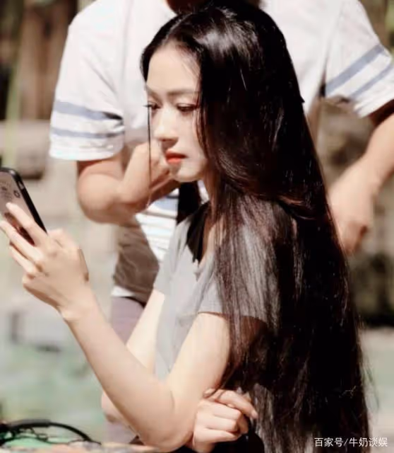 萬茜自曝上學時沒人追,看清她的校服照後,網友:這誰敢追啊!