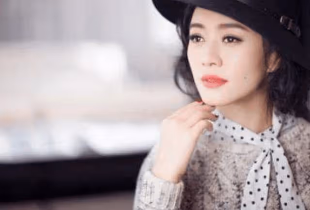 她曾是陸毅女友,丈夫入獄後去世守寡10年,如今卻美如少女