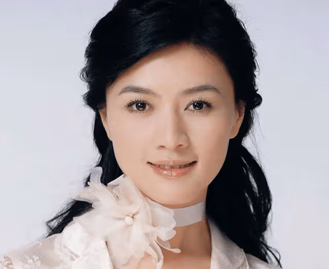 她曾是陸毅女友,丈夫入獄後去世守寡10年,如今卻美如少女