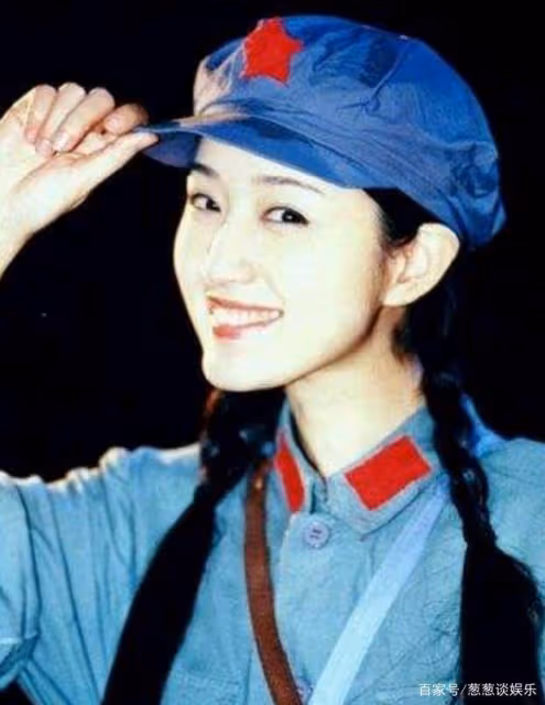 49歲楊鈺瑩泳池照,嫩成20歲少女,跟機場照像兩個人?