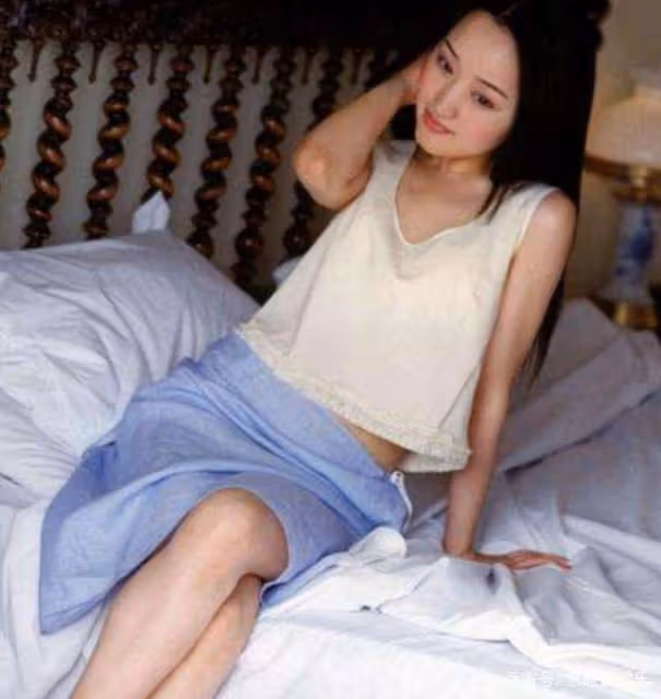 49歲楊鈺瑩泳池照,嫩成20歲少女,跟機場照像兩個人?