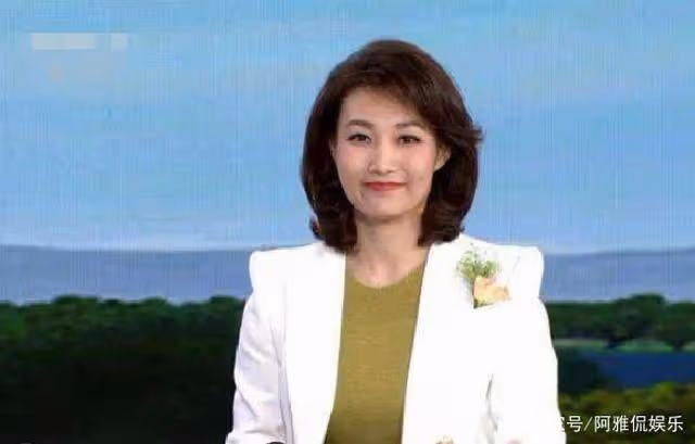 43歲李梓萌近照,戴假髮主持13年,摘下頭套瞬間驚艷眾人