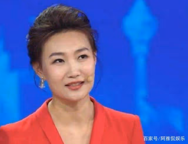 43歲李梓萌近照,戴假髮主持13年,摘下頭套瞬間驚艷眾人