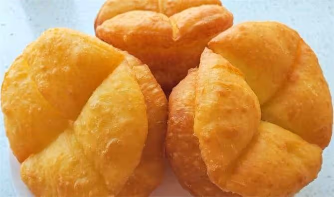 麵粉里加點溫水,飯碗一扣,個個蓬鬆鼓大泡,比油條簡單更好吃