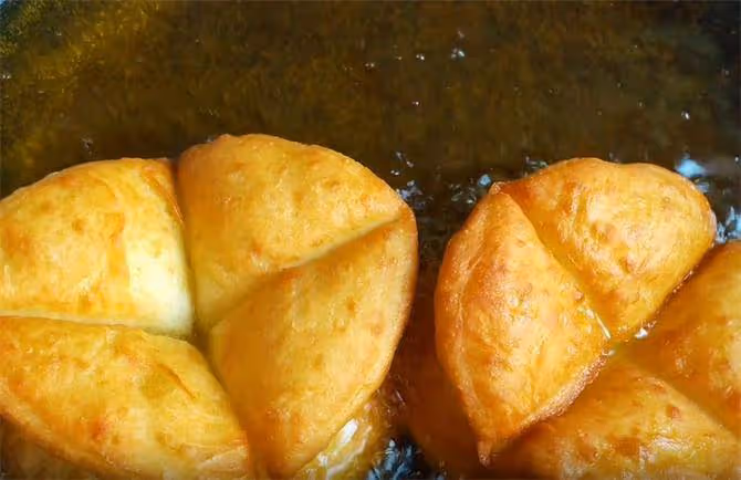 麵粉里加點溫水,飯碗一扣,個個蓬鬆鼓大泡,比油條簡單更好吃