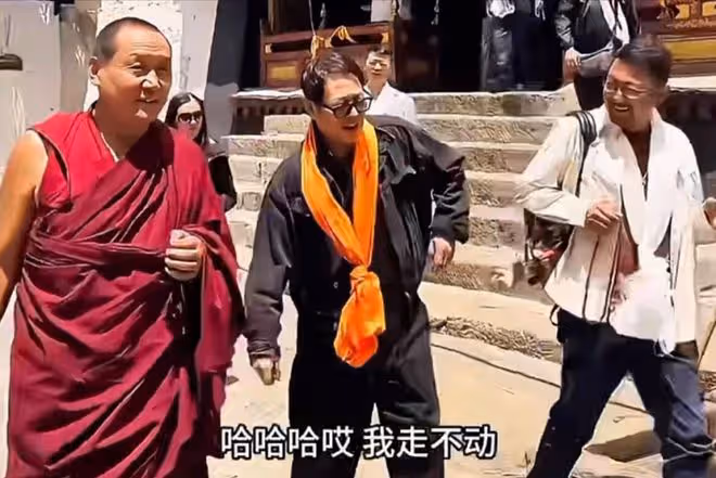 61歲李連杰在寺廟「手舞足蹈」的一幕,丟掉了最後的「體面」