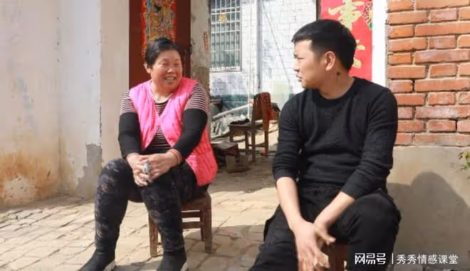 女同事讓我假裝她男友,一見到她媽媽,我愣住不敢說話
