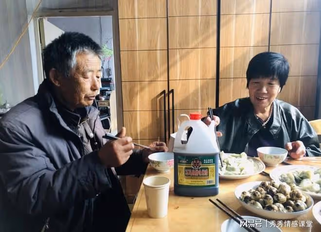 女同事讓我假裝她男友,一見到她媽媽,我愣住不敢說話