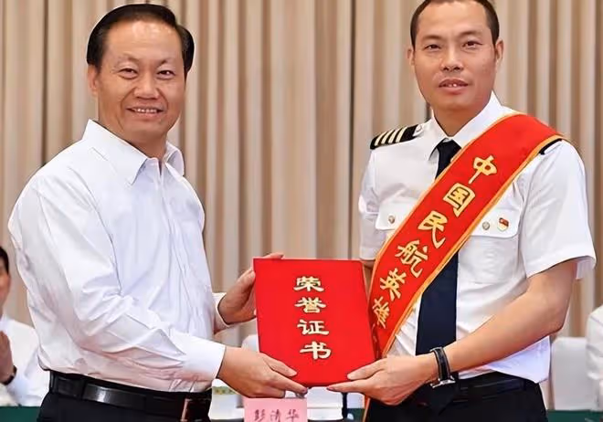回顧「中國機長」劉傳健,34分鐘救128人,著陸後為何半年沒復飛