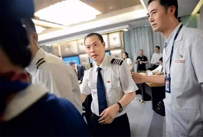 回顧「中國機長」劉傳健,34分鐘救128人,著陸後為何半年沒復飛