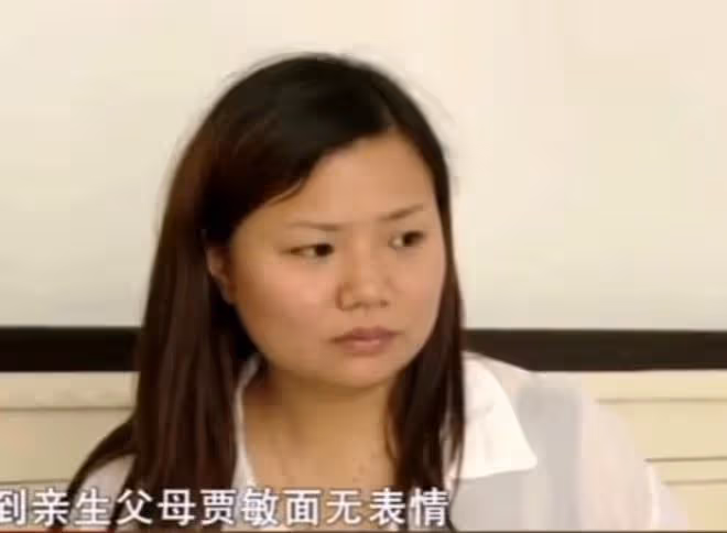 2003年三歲女兒擺攤時走失,17年後卻發現在隔壁,已結婚生子