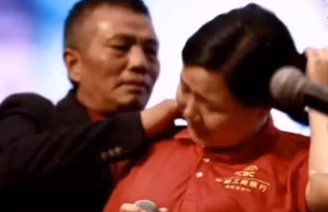 2003年三歲女兒擺攤時走失，17年後卻發現在隔壁，已結婚生子