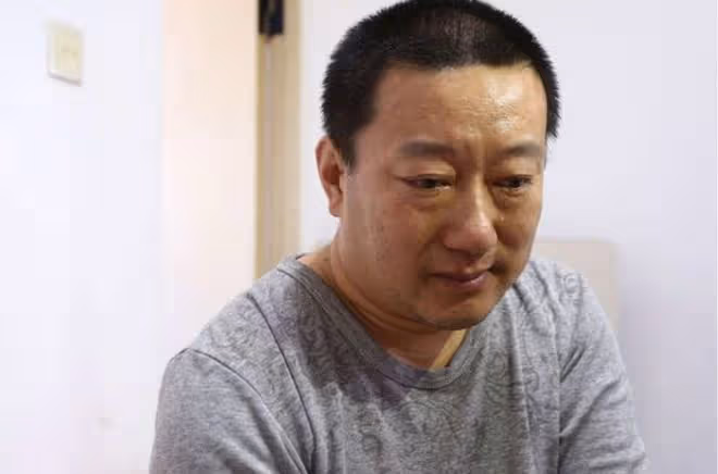 19年5歲男孩被父親抱回家準備後事，孩子苦苦哀求：再救救我吧