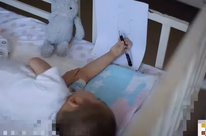 19年5歲男孩被父親抱回家準備後事,孩子苦苦哀求:再救救我吧