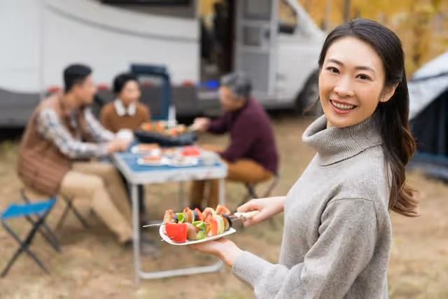 房子拆遷母親送給女兒二十萬,兒媳不高興,去女兒家小住卻受冷遇