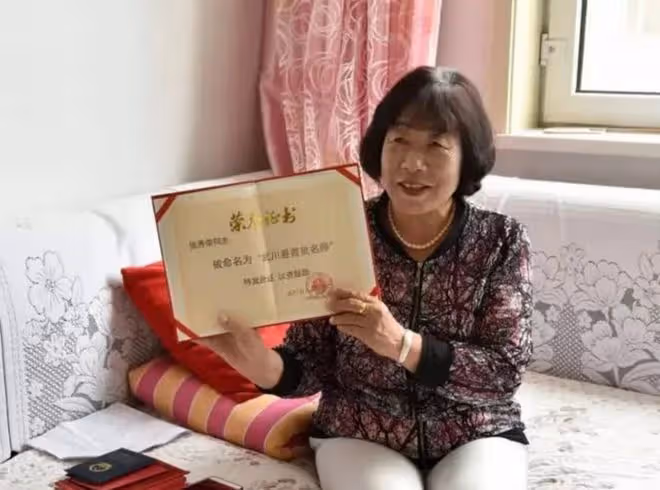 1981年，內蒙古老師花一半工資給學生買鞋，26年後他送老師一套房