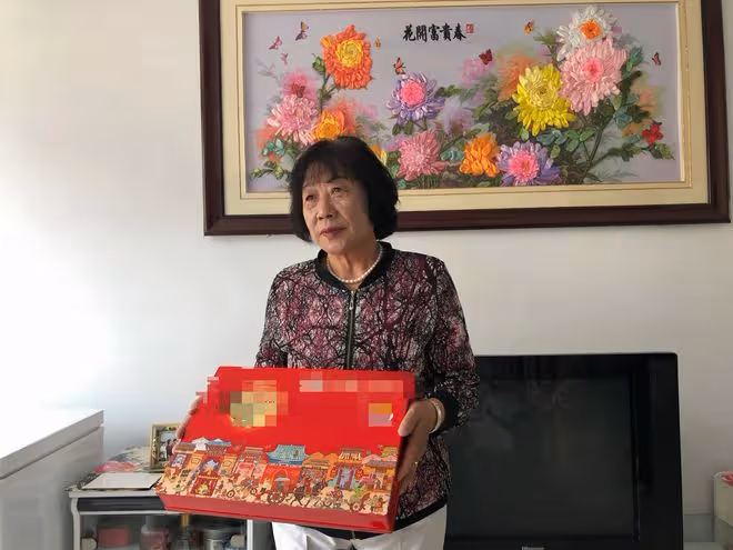 1981年,內蒙古老師花一半工資給學生買鞋,26年後他送老師一套房