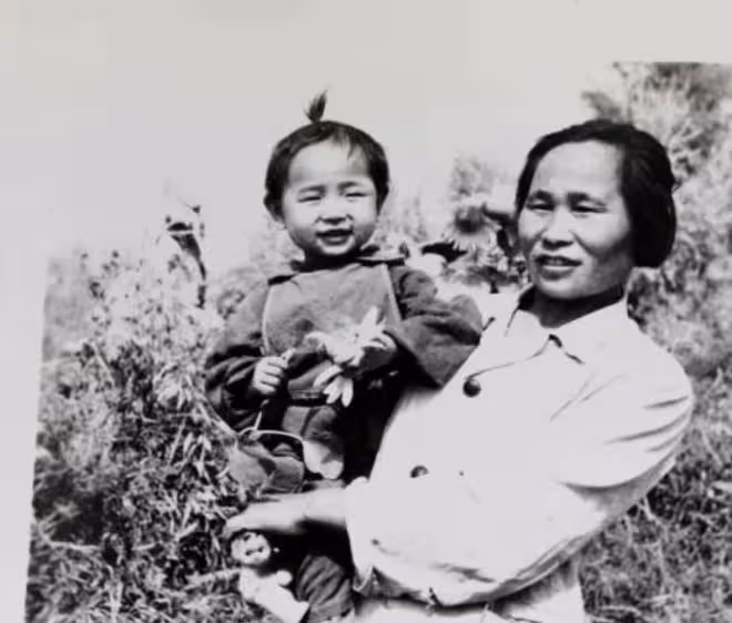 1981年,內蒙古老師花一半工資給學生買鞋,26年後他送老師一套房