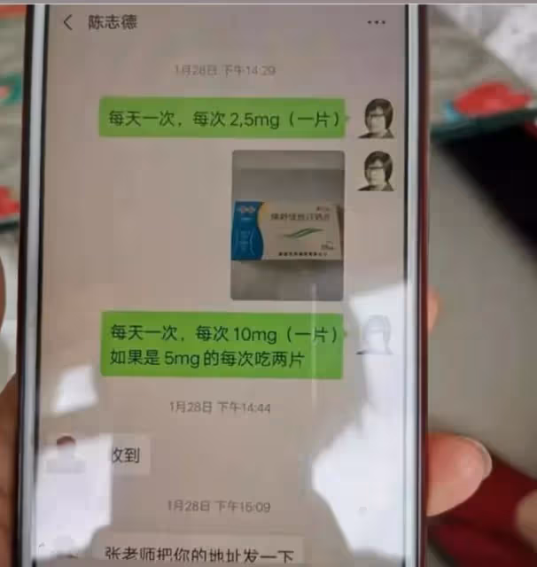 1981年,內蒙古老師花一半工資給學生買鞋,26年後他送老師一套房