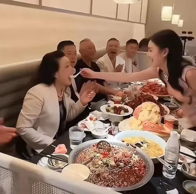 汪小菲慶43歲生日！新店開業人氣爆棚，馬筱梅投喂婆婆顯高情商