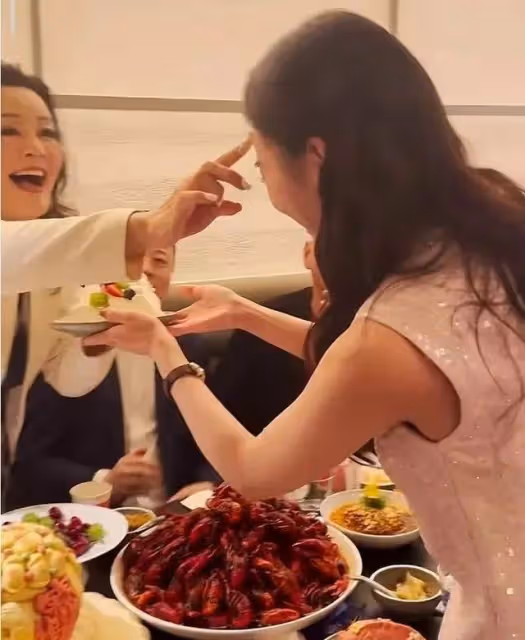 汪小菲慶43歲生日！新店開業人氣爆棚，馬筱梅投喂婆婆顯高情商