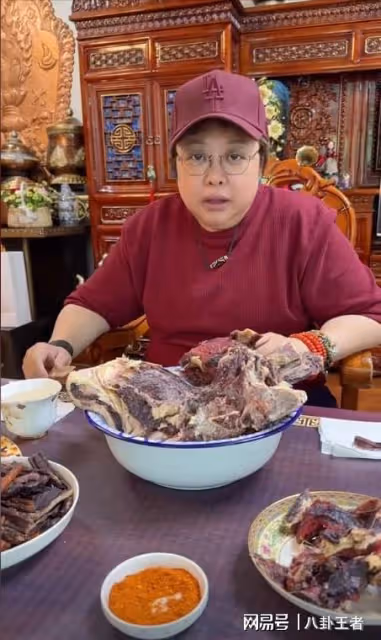 52歲韓紅變野人!罕見露面吃生肉用盆裝,身形暴瘦眼睛腫到認不出