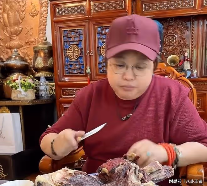 52歲韓紅變野人!罕見露面吃生肉用盆裝,身形暴瘦眼睛腫到認不出