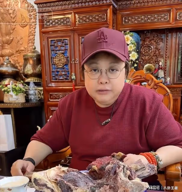 52歲韓紅變野人!罕見露面吃生肉用盆裝,身形暴瘦眼睛腫到認不出