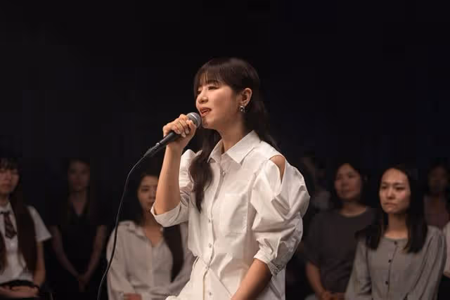 糗!丁當唱一半「歌迷竟當眾睡著」 還差點跌下椅子