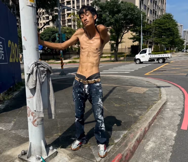 獨家｜唐治平裸上身現蹤淡水「瘦到肋骨盡現」　愛爾麗常如山伸援手邀當泰拳教練