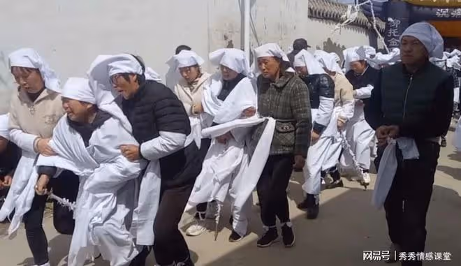 88歲老太喝藥自盡,5個兒媳圍看等3小時,咽氣後直接拉去火化