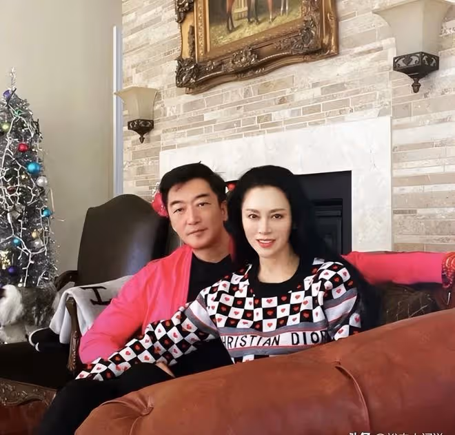 54歲邵峰罕曬全家福!18歲女兒身材修長顏值超高,加拿大定居!
