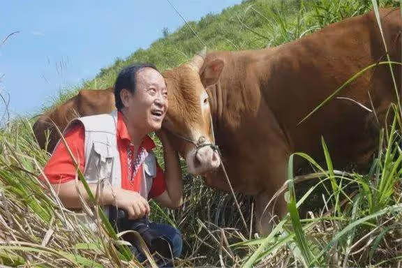 太慘!75歲牛群近況罕見曝光:滄桑衰老目光呆滯,離婚獨居貧民窟