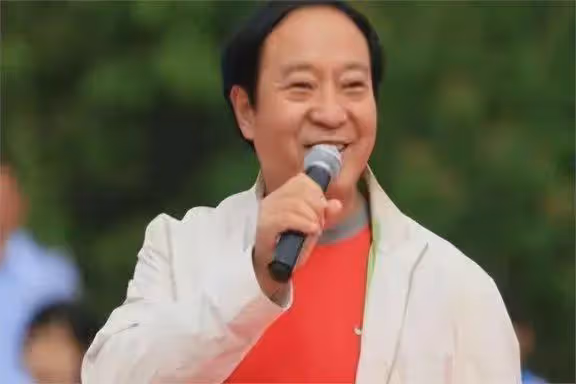 太慘!75歲牛群近況罕見曝光:滄桑衰老目光呆滯,離婚獨居貧民窟