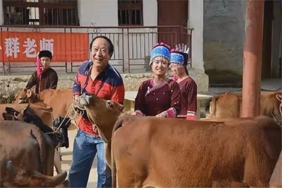 太慘!75歲牛群近況罕見曝光:滄桑衰老目光呆滯,離婚獨居貧民窟